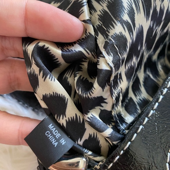 GUESS 💯% Authentic - Picture 12 of 13